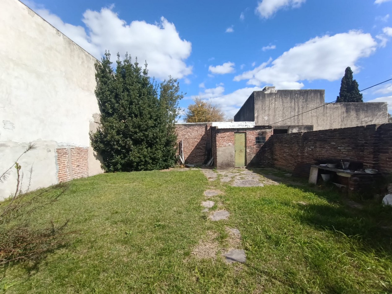 Venta casa 3 ambientes Castelar A RECICLAR 10 x 38mts APTO CREDITO